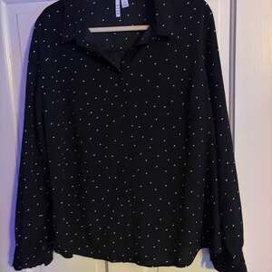 Elle Women's Black and White Polka Dot Sleeveless Bow Blouse